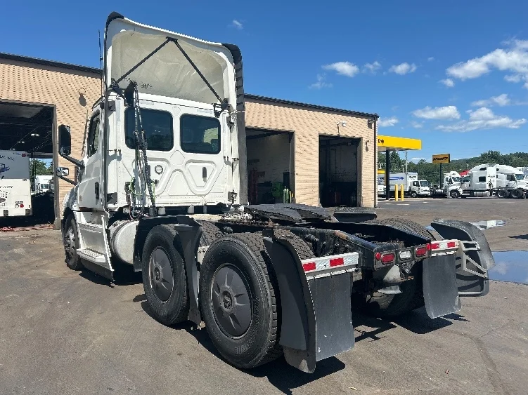 2023 Freightliner Cascadia in Wilkes Barre, PA — photo 5