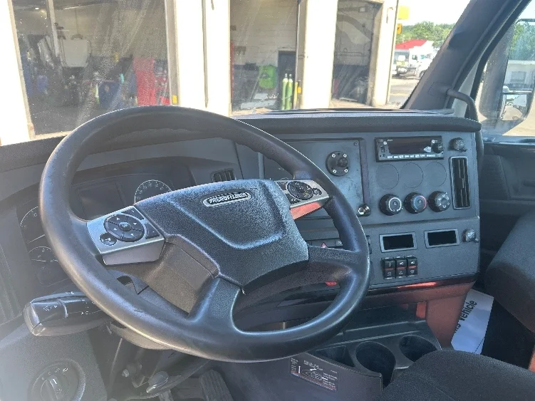 2023 Freightliner Cascadia in Wilkes Barre, PA — photo 10