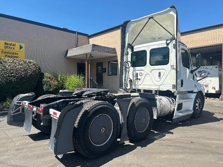 2023 Freightliner Cascadia in Wilkes Barre, PA — photo 7