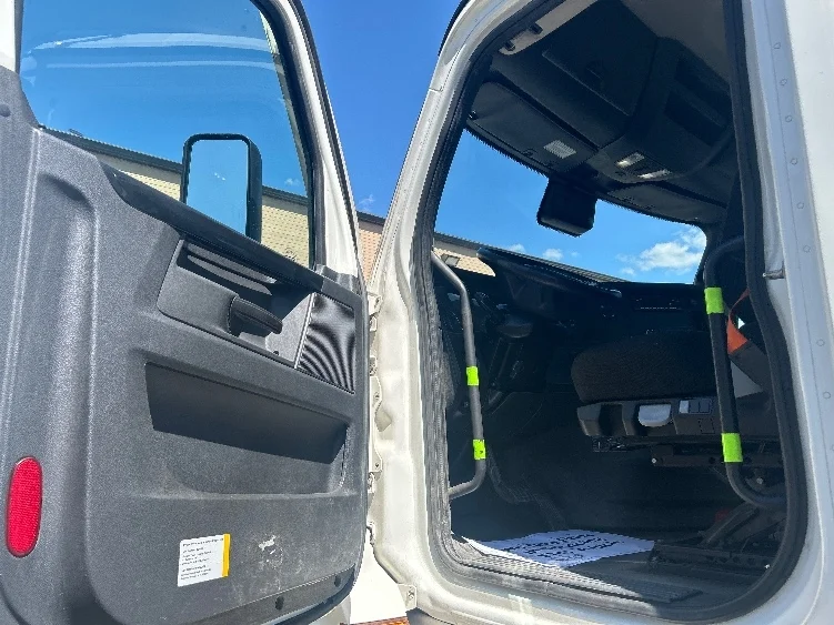 2023 Freightliner Cascadia in Wilkes Barre, PA — photo 9