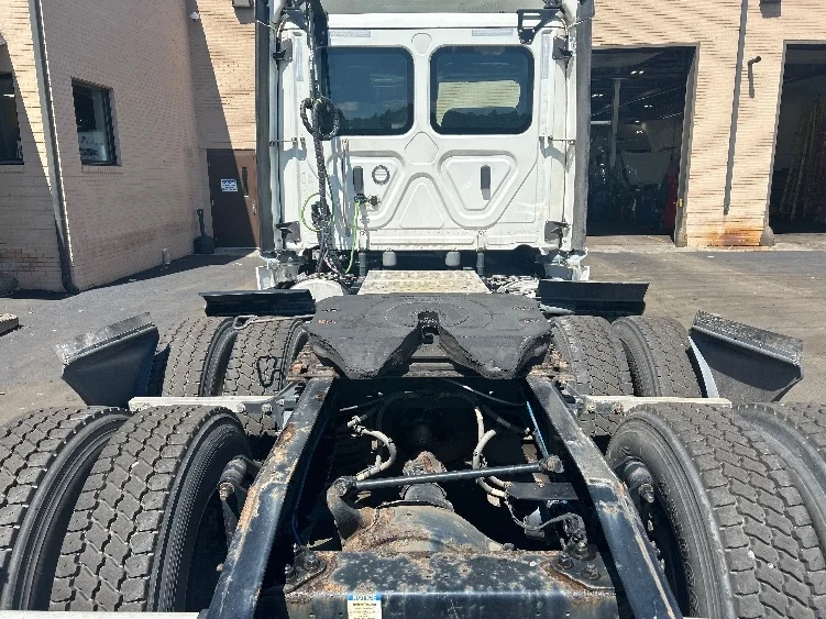 2023 Freightliner Cascadia in Wilkes Barre, PA — photo 6