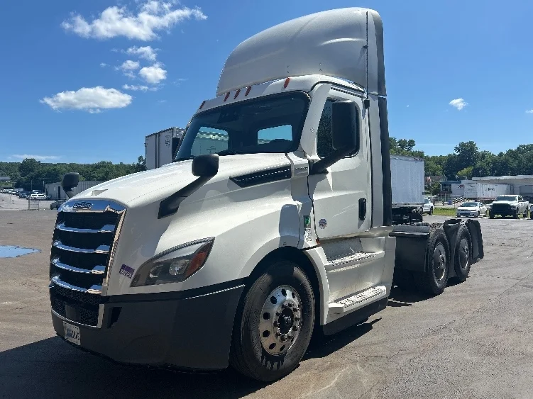 2023 Freightliner Cascadia in Wilkes Barre, PA — photo 3