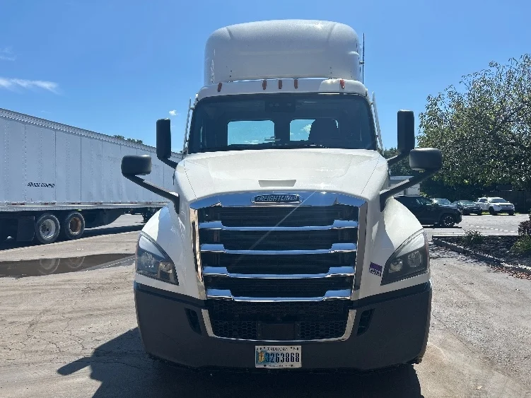 2023 Freightliner Cascadia in Wilkes Barre, PA — photo 2