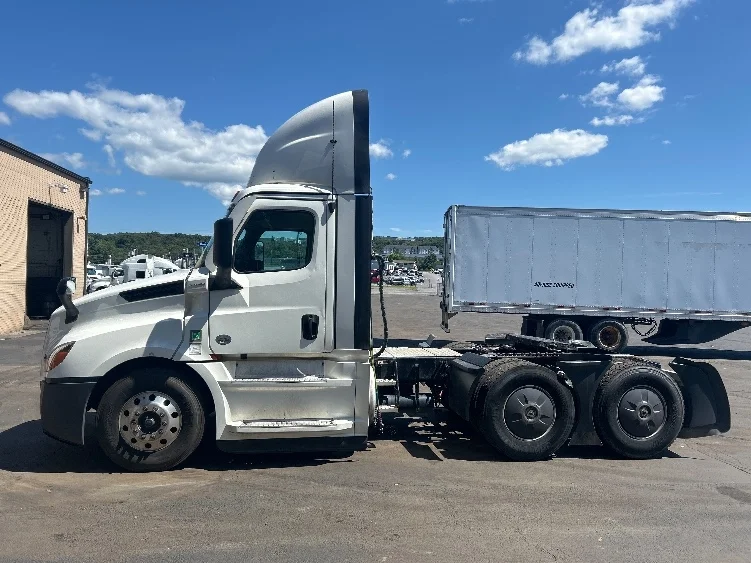 2023 Freightliner Cascadia in Wilkes Barre, PA — photo 4