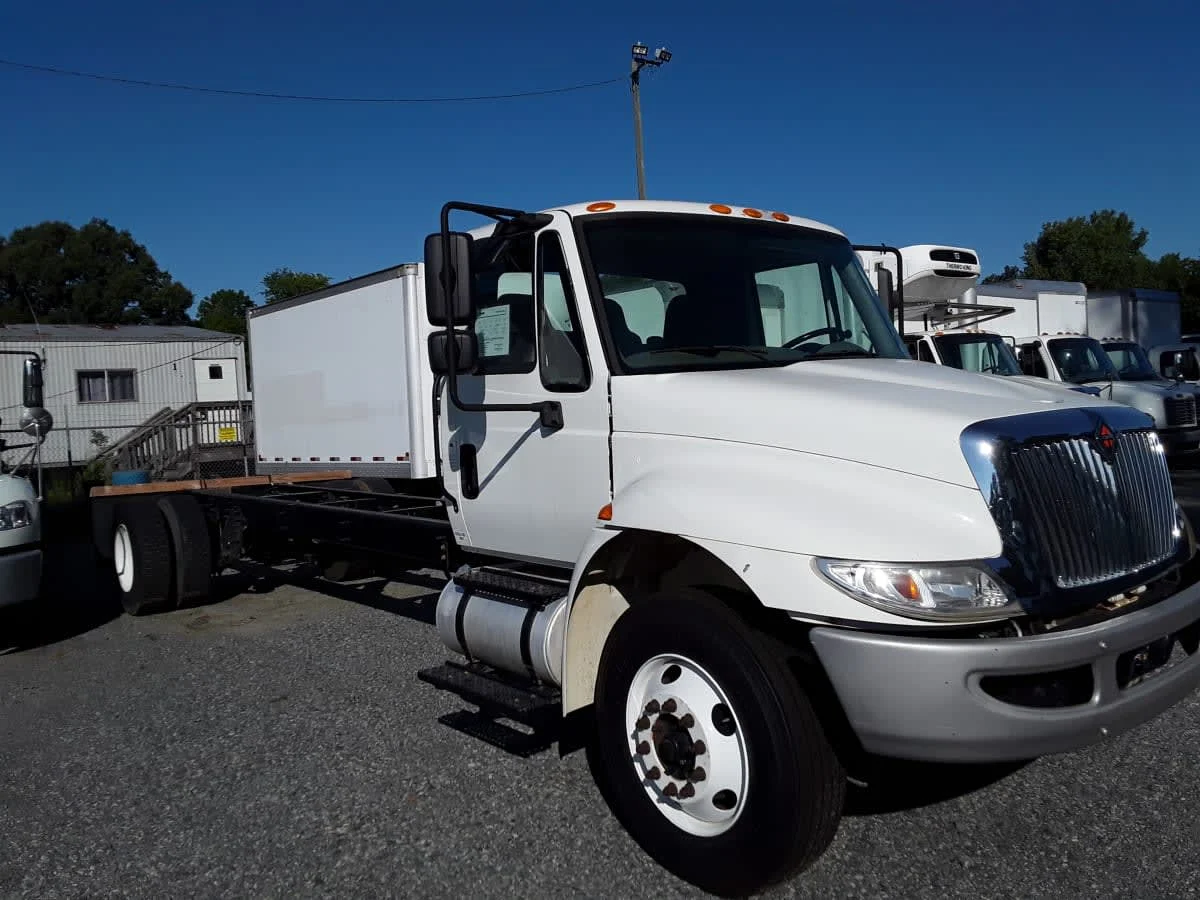 2018 International 4300 - image 3
