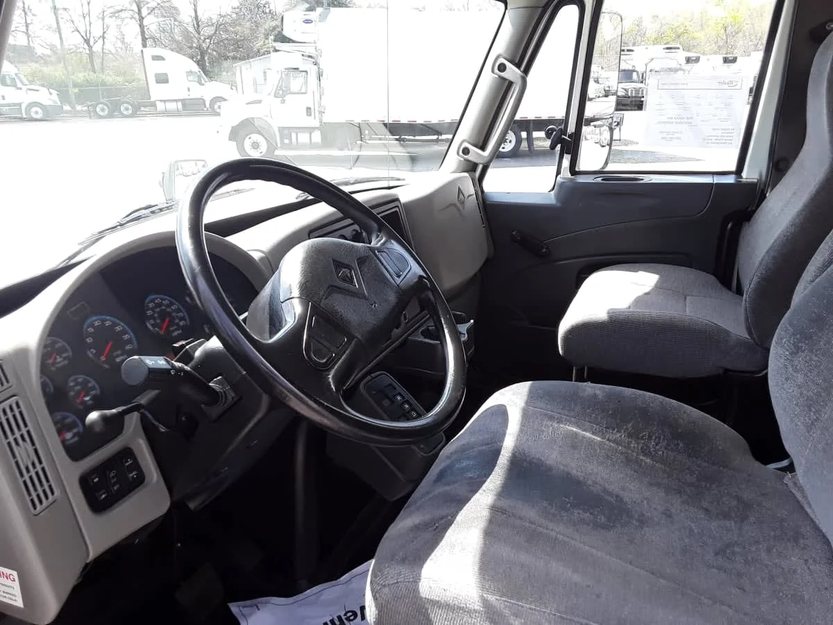 2018 International 4300 - image 7