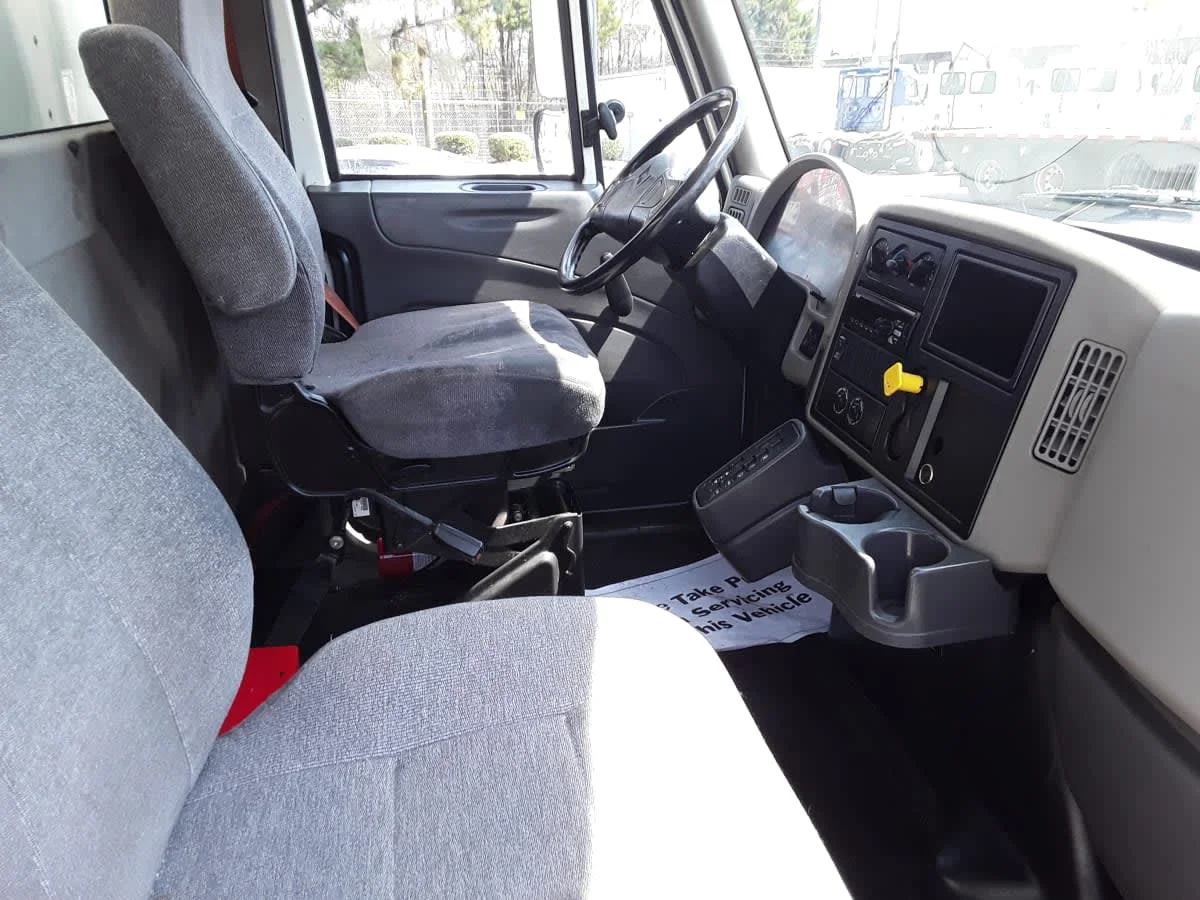 2018 International 4300 - image 10