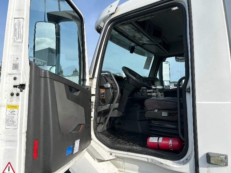 2019 Volvo VNL 300 - image 9