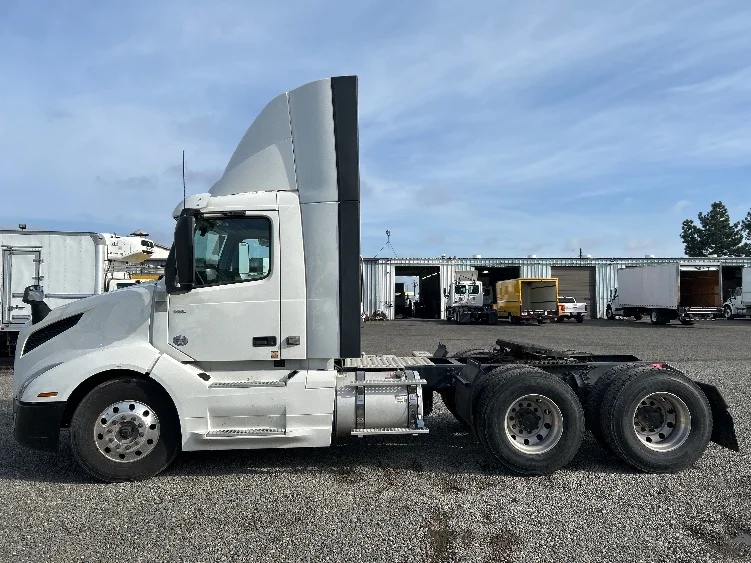 2019 Volvo VNL 300 - image 4