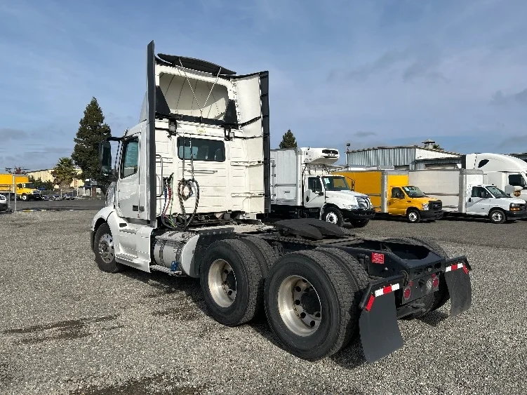 2019 Volvo VNL 300 - image 5