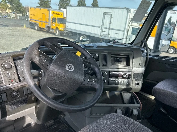 2019 Volvo VNL 300 - image 10