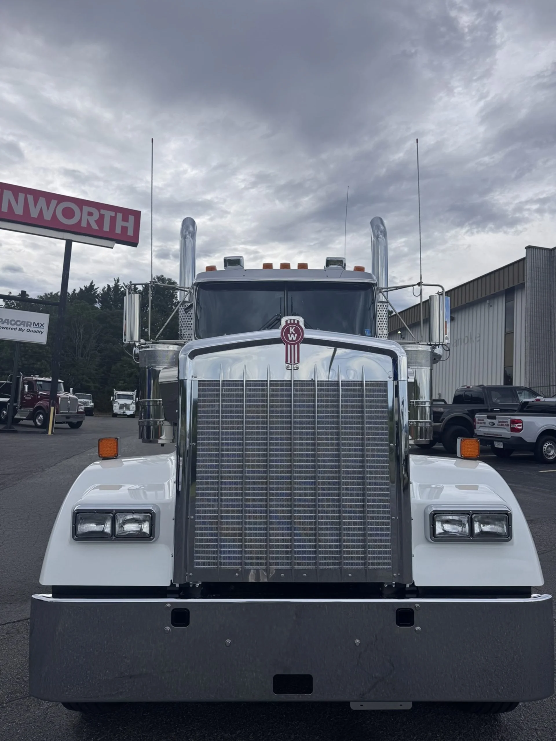 2027 Kenworth W900 in Roanoke, VA — photo 3