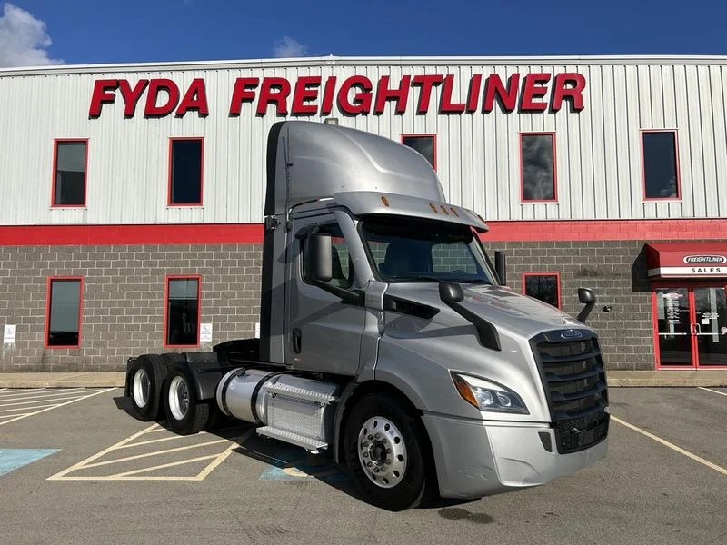 2022 Freightliner Cascadia - image 3