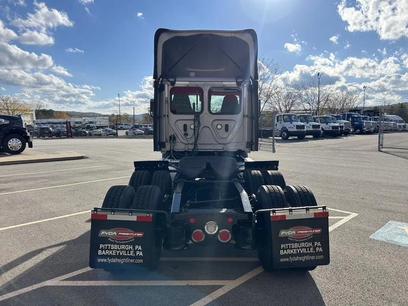 2022 Freightliner Cascadia - image 6