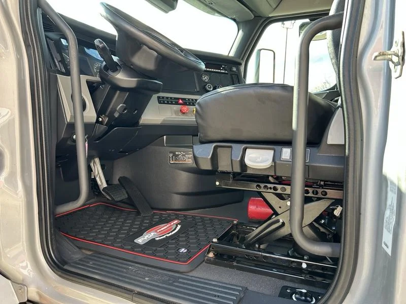2022 Freightliner Cascadia in Pittsburgh, PA — photo 9