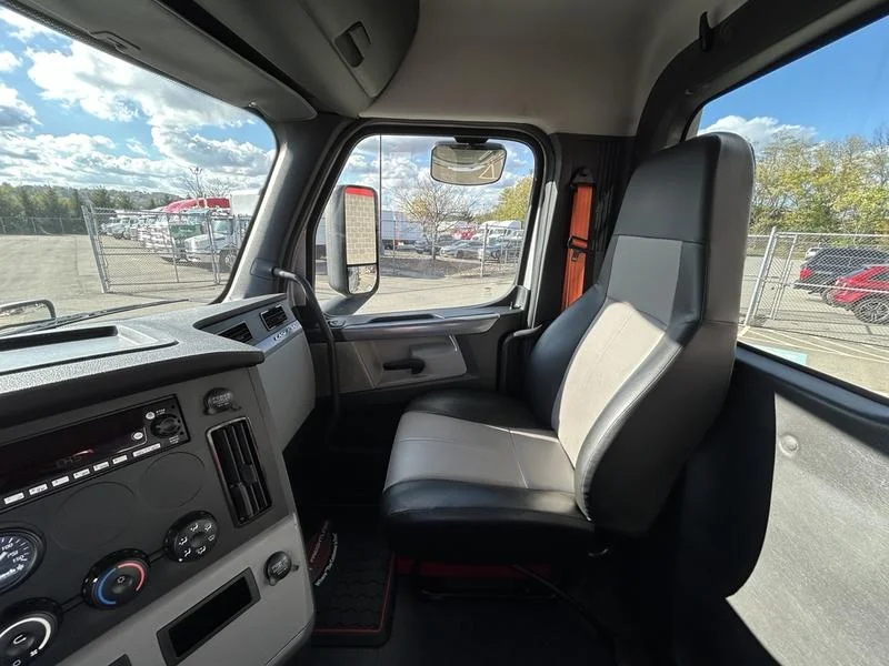 2022 Freightliner Cascadia - image 13