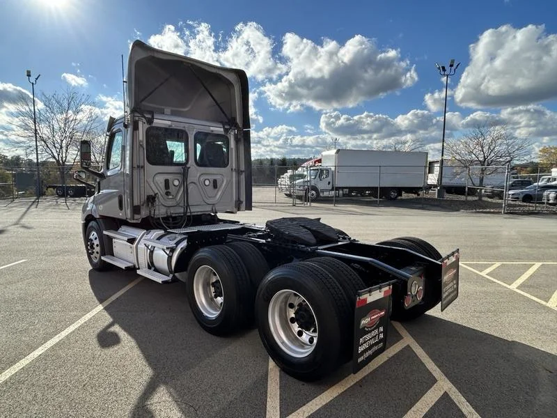 2022 Freightliner Cascadia in Pittsburgh, PA — photo 7