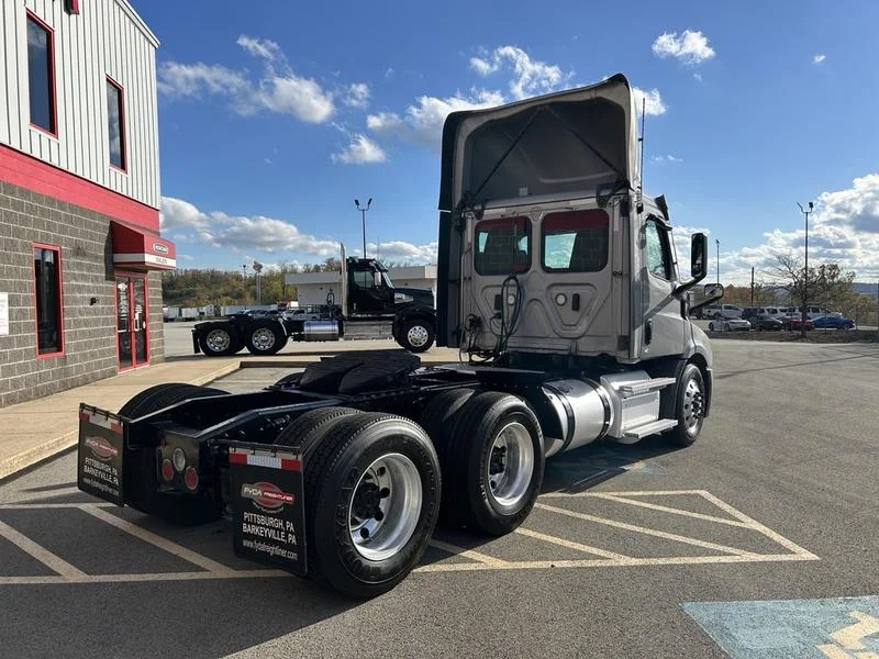 2022 Freightliner Cascadia in Pittsburgh, PA — photo 5