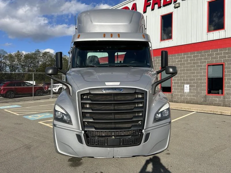 2022 Freightliner Cascadia in Pittsburgh, PA — photo 2