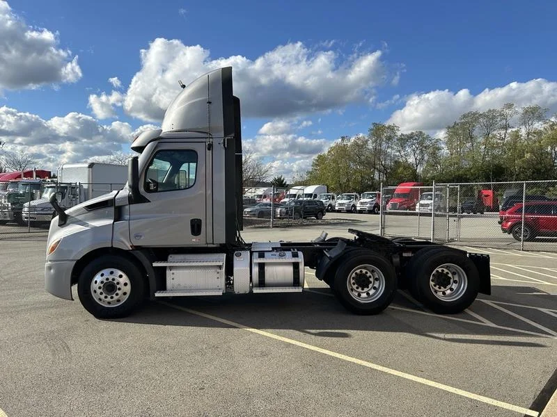 2022 Freightliner Cascadia in Pittsburgh, PA — photo 8
