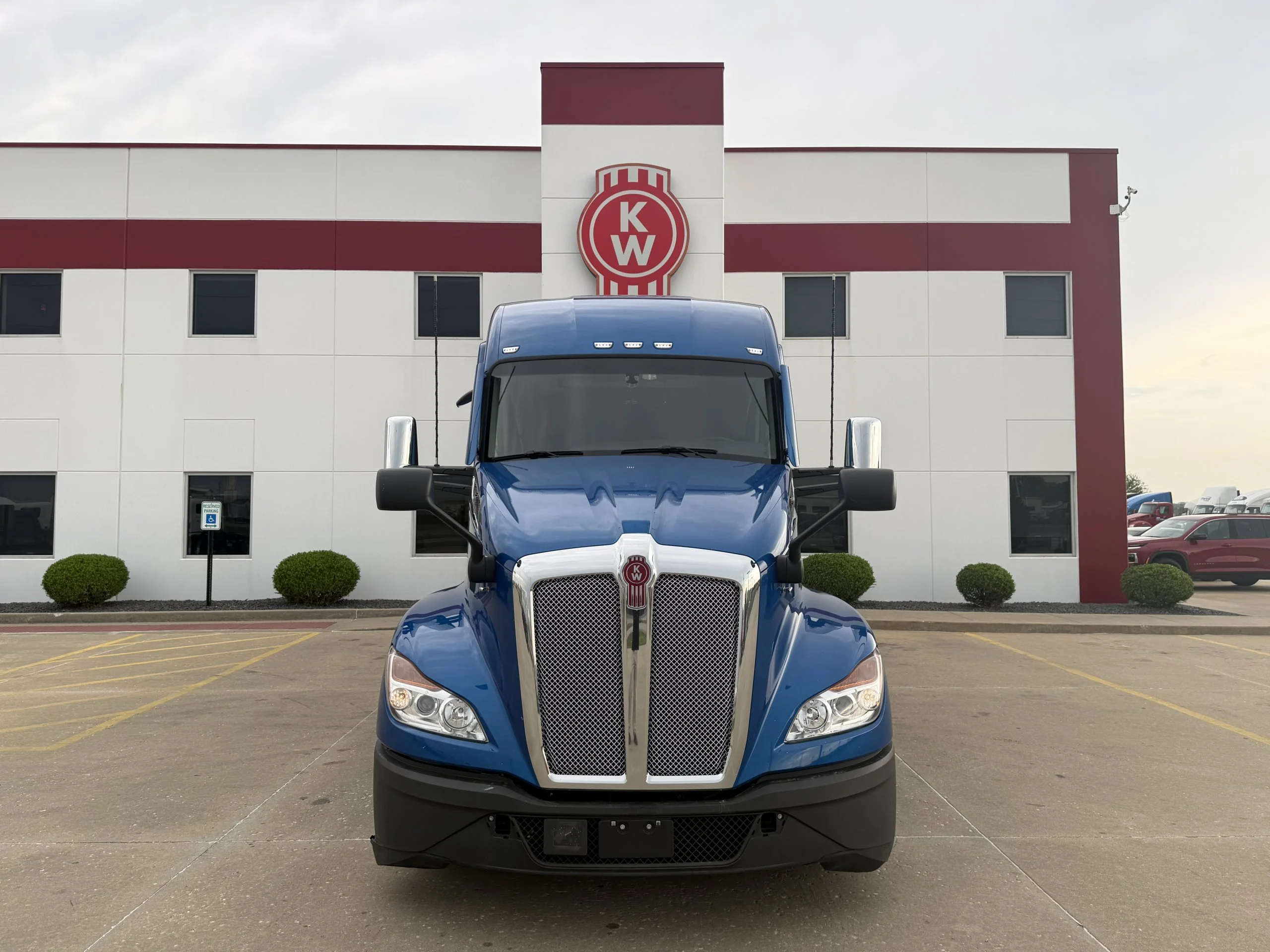 2024 Kenworth T680 - image 2