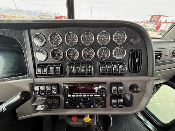 2023 Peterbilt 389 - image 14
