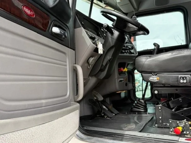 2023 Peterbilt 389 - image 11
