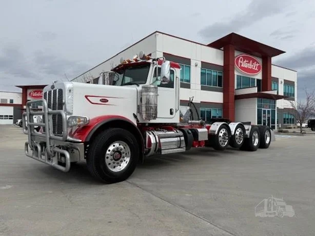 2023 Peterbilt 389 - image 1