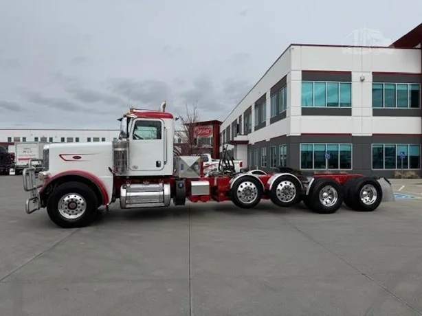 2023 Peterbilt 389 - image 2