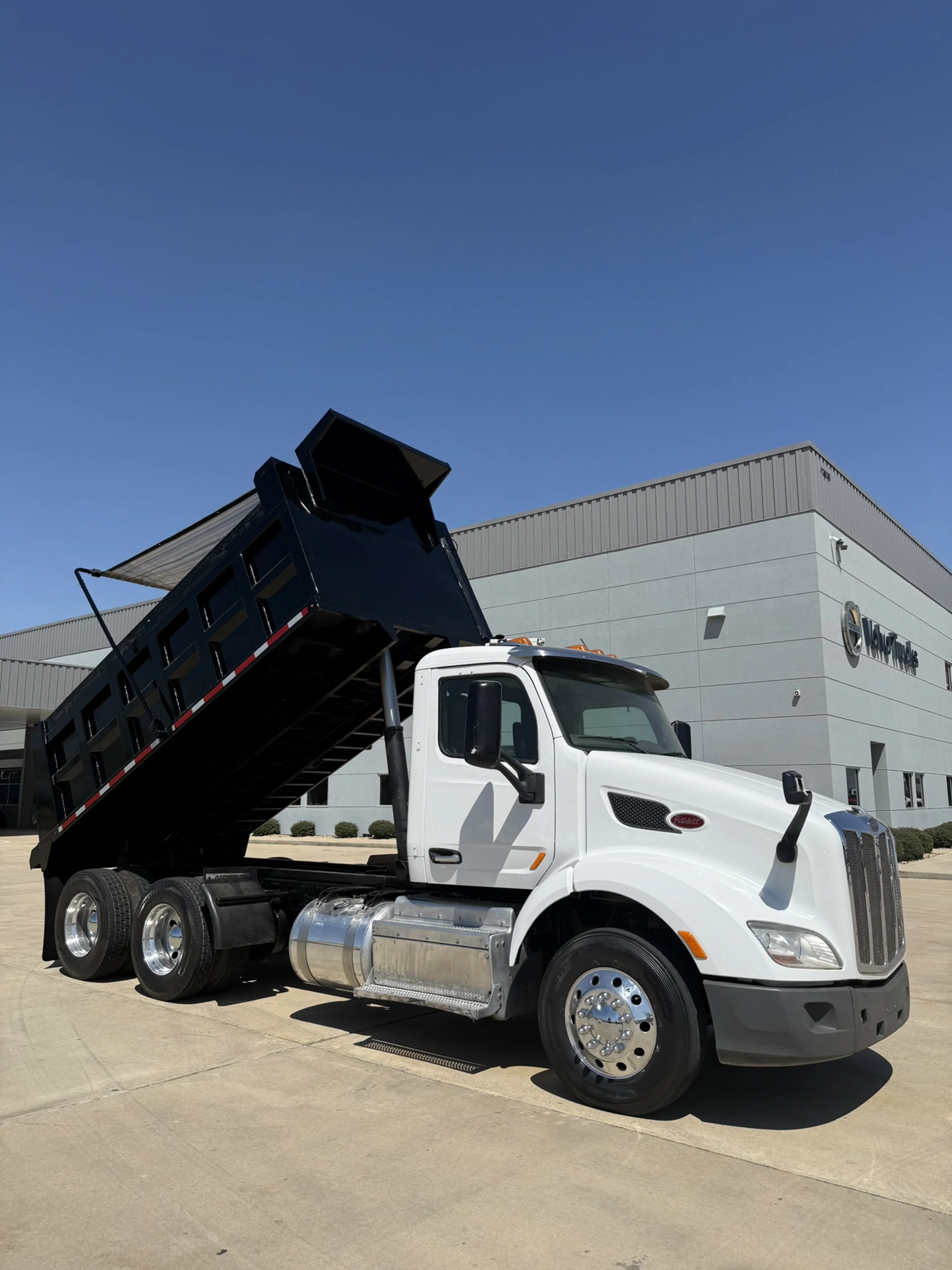 2017 Peterbilt 579 - image 3