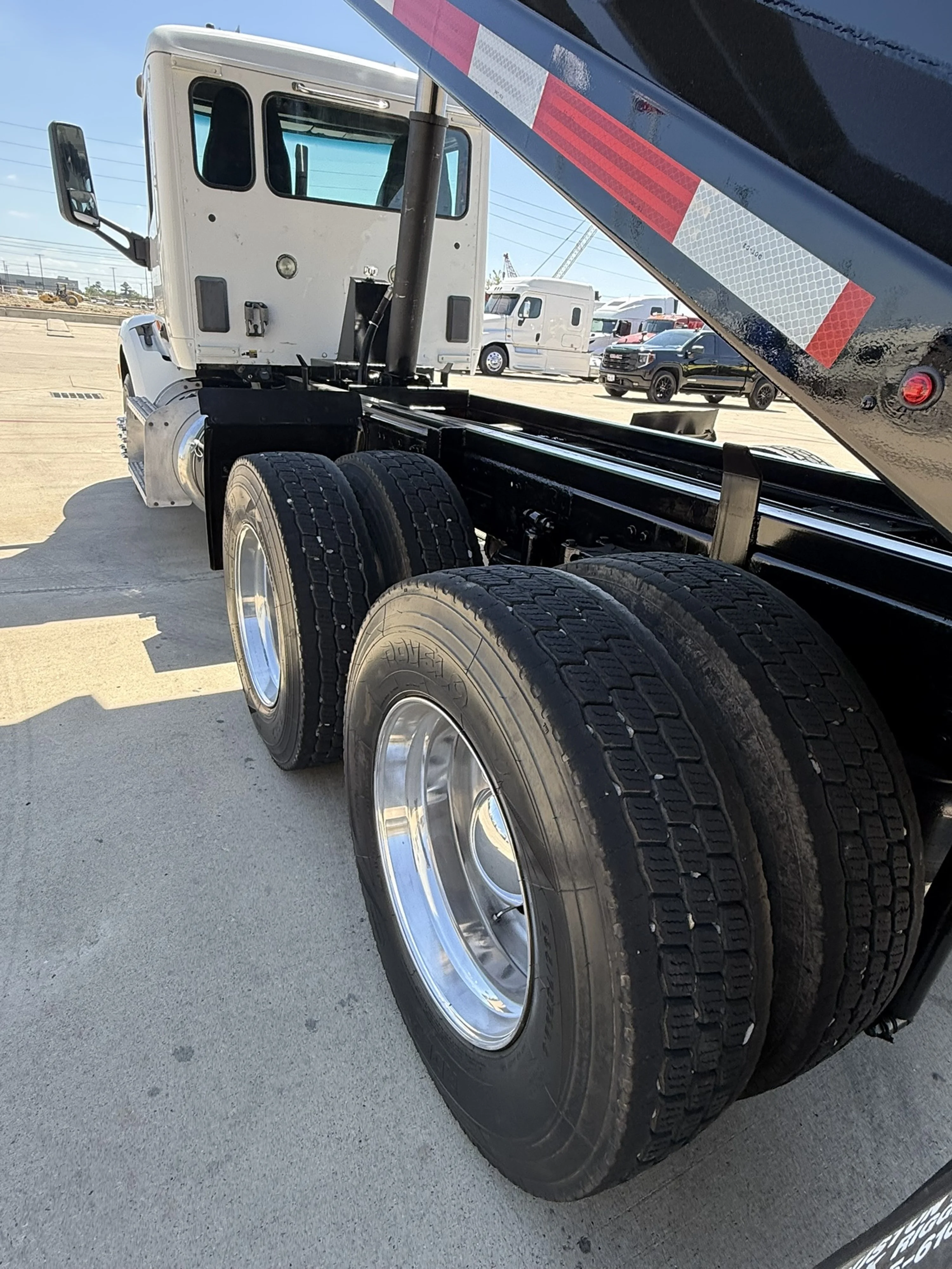 2017 Peterbilt 579 - image 8