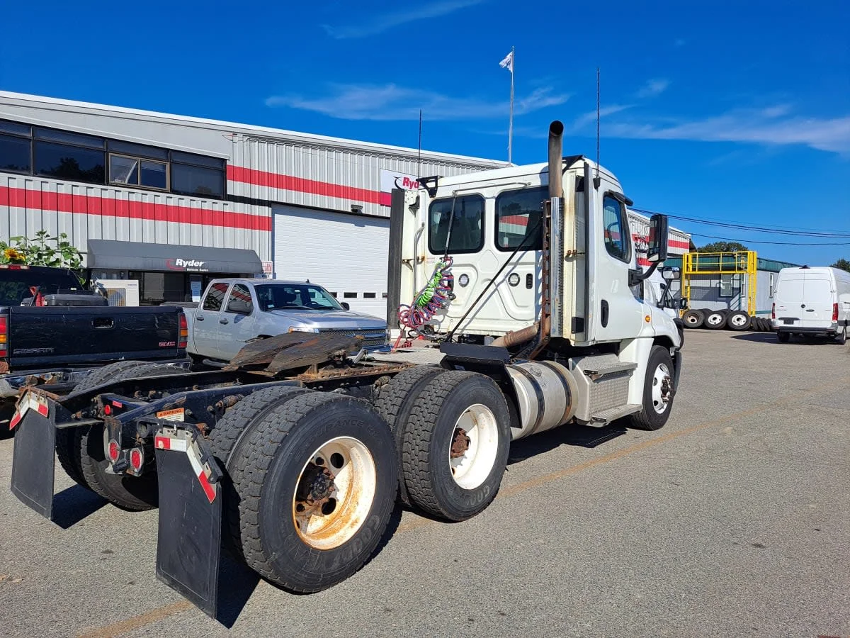 2020 Freightliner Cascadia in Salisbury, MA — photo 4