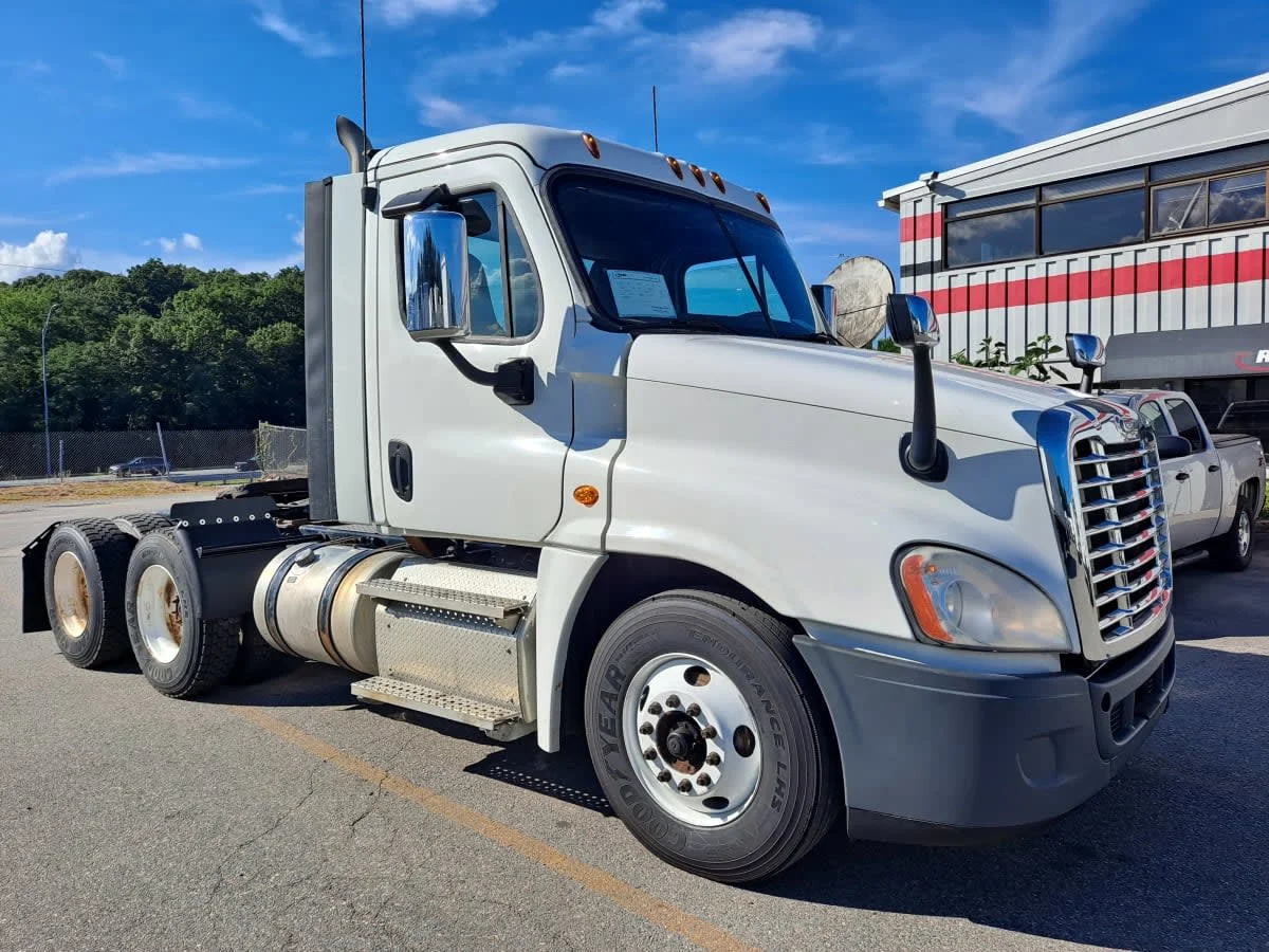 2020 Freightliner Cascadia in Salisbury, MA — photo 3