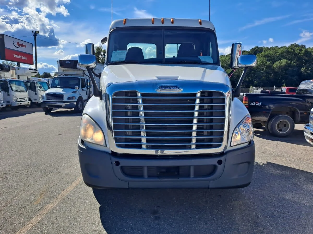 2020 Freightliner Cascadia in Salisbury, MA — photo 2
