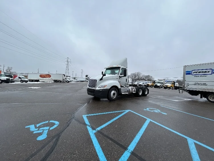 2019 International LT in Warren, MI — photo 3