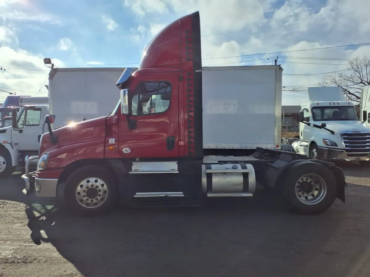 2019 Freightliner Cascadia in Newark, NJ — photo 10