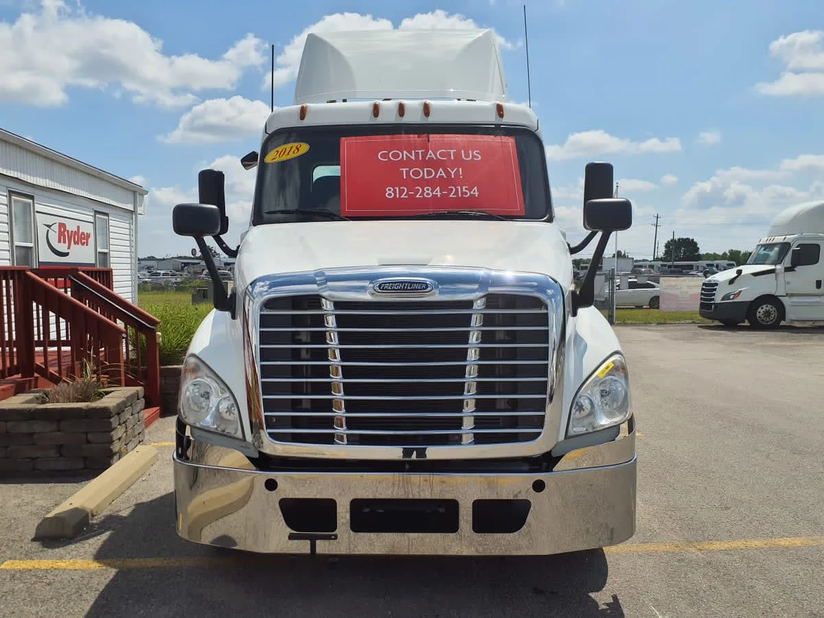 2018 Freightliner Cascadia in Clarksville, IN — photo 2