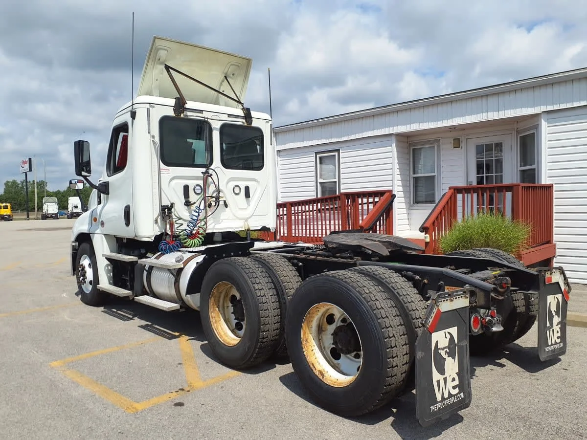 2018 Freightliner Cascadia in Clarksville, IN — photo 6