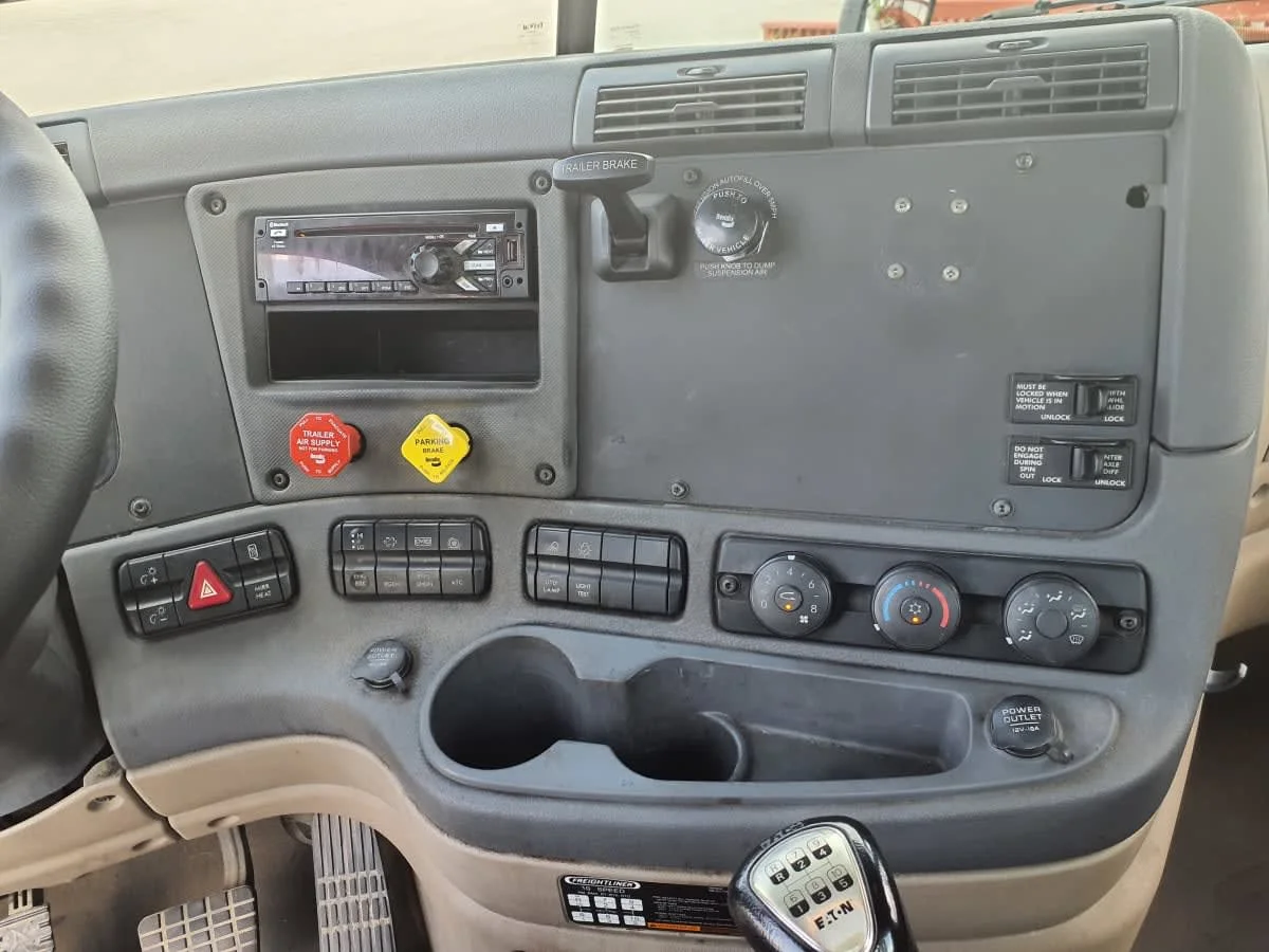 2018 Freightliner Cascadia in Clarksville, IN — photo 12