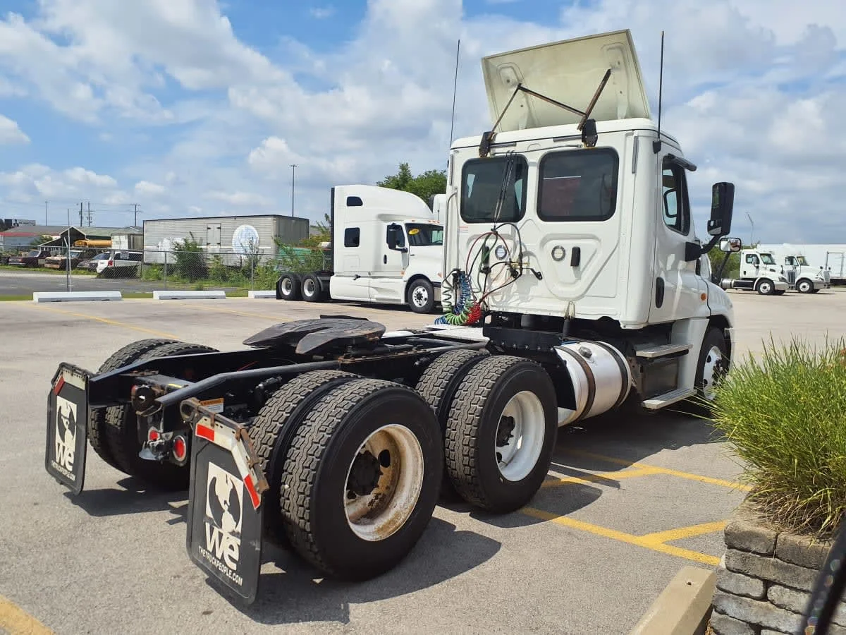 2018 Freightliner Cascadia in Clarksville, IN — photo 4