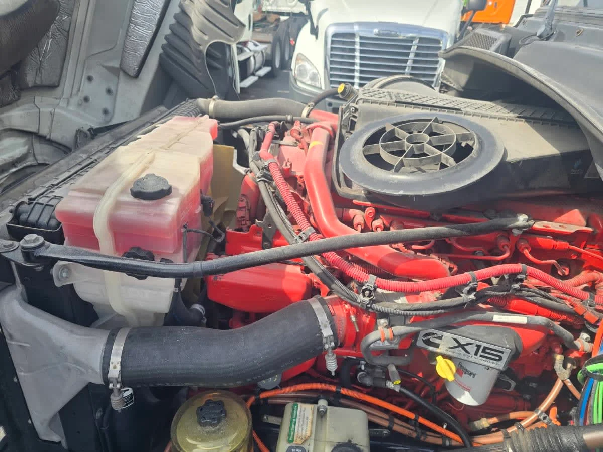 2019 Freightliner Cascadia - image 8