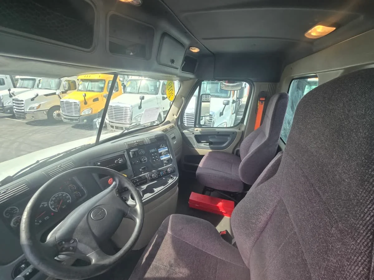 2019 Freightliner Cascadia - image 7