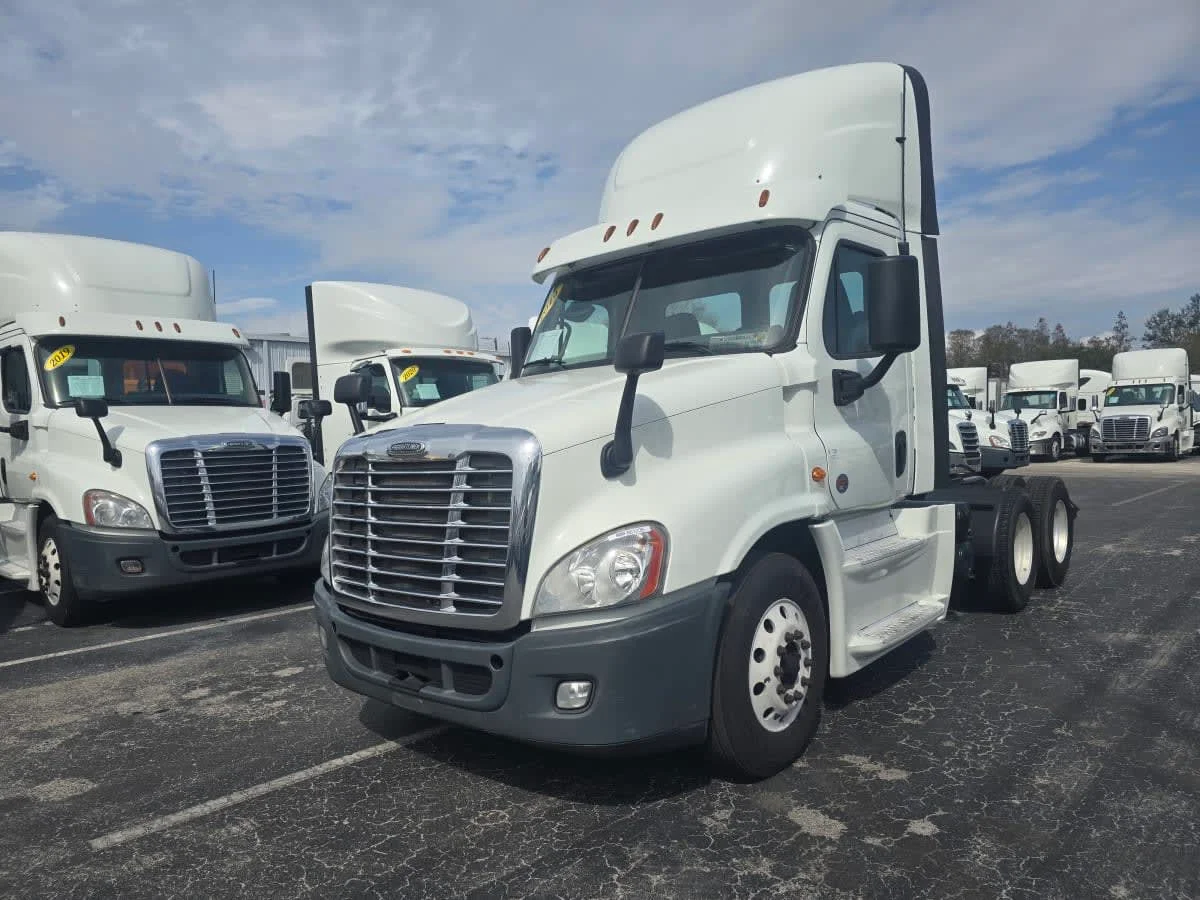2019 Freightliner Cascadia - image 3