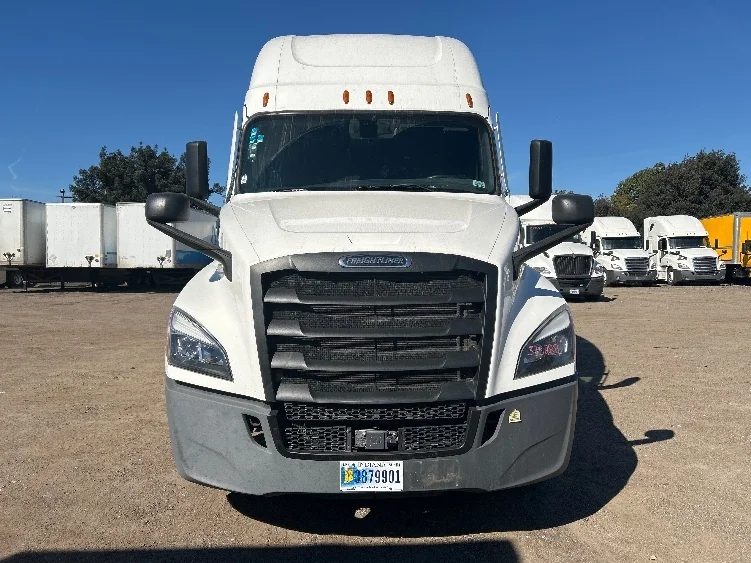 2020 Freightliner Cascadia in Fontana, CA — photo 2