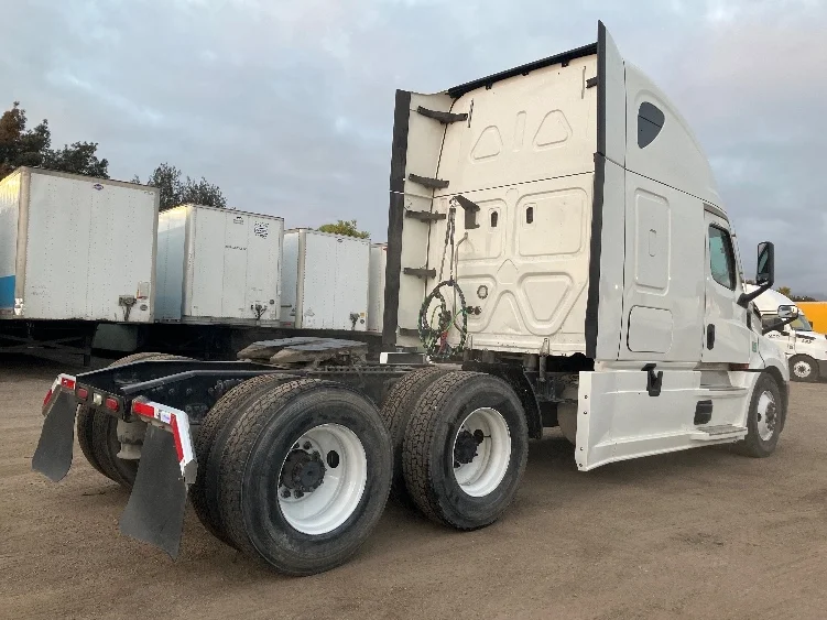 2020 Freightliner Cascadia in Fontana, CA — photo 7