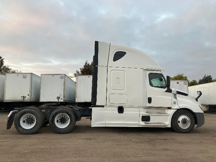 2020 Freightliner Cascadia in Fontana, CA — photo 8
