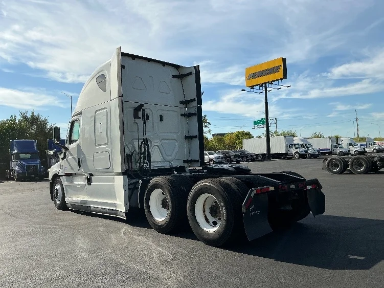 2021 Freightliner Cascadia - image 5