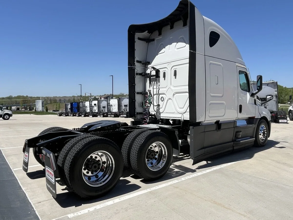 2025 Freightliner Cascadia - image 7