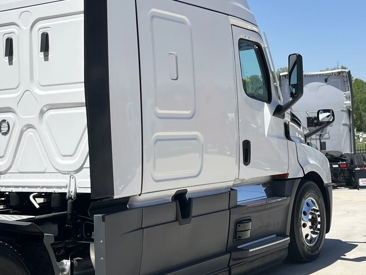 2025 Freightliner Cascadia - image 8