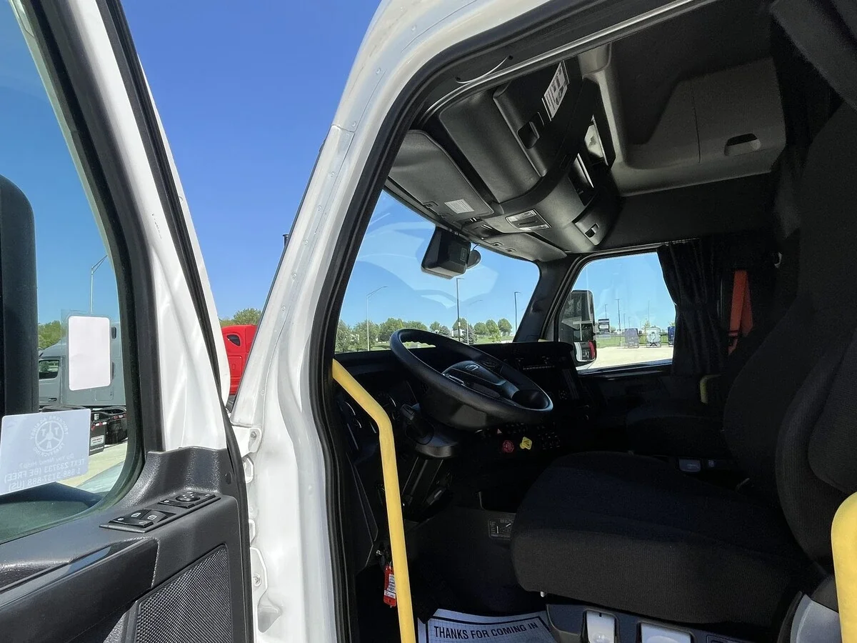 2025 Freightliner Cascadia - image 16